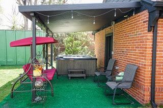 Steps to City Park • Hot Tub • TV + Kitchenette