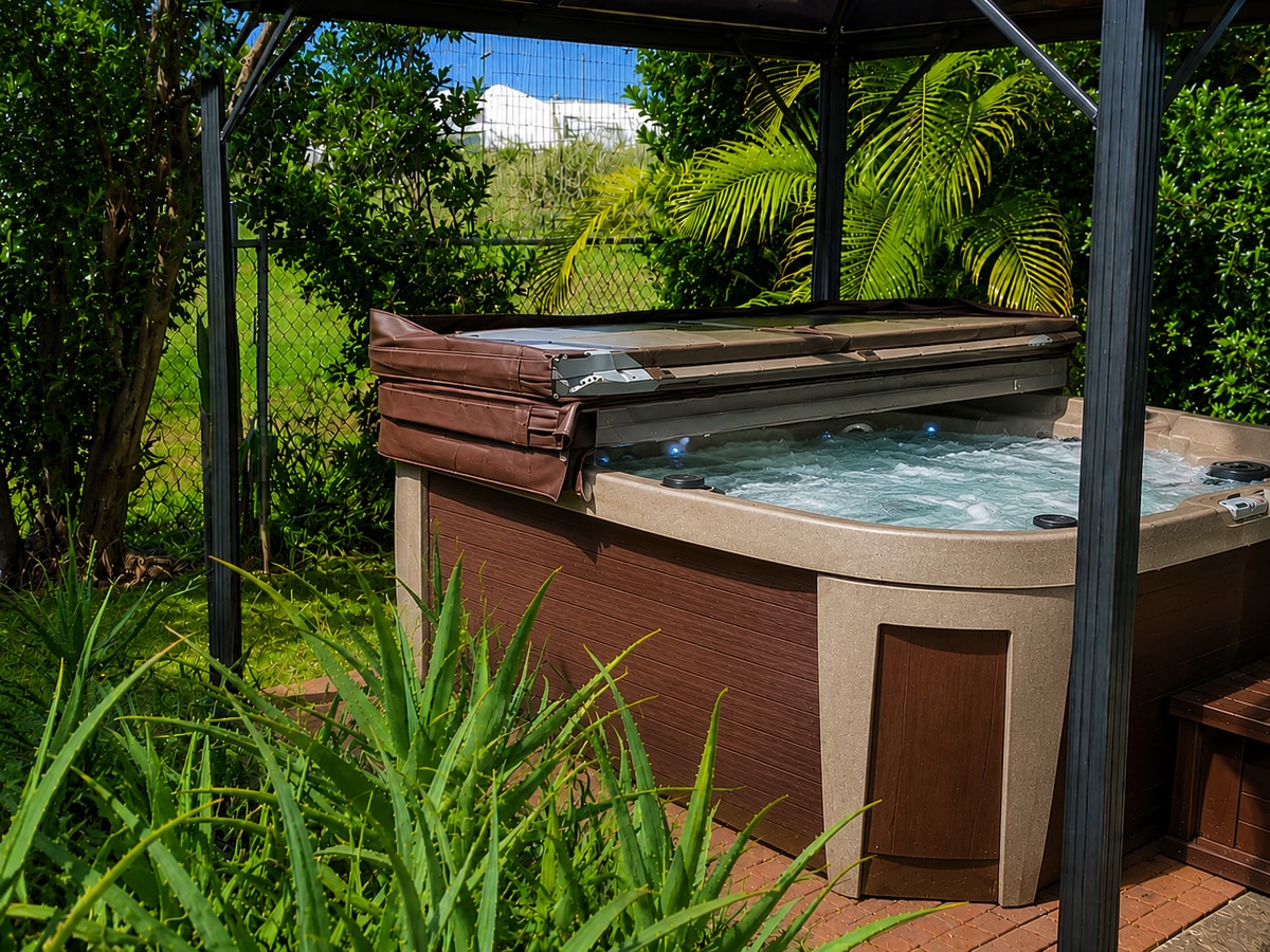 Private Hot Tub & Lanai + Full Kitchen