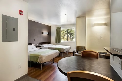 Studio Stay Near Rutgers + Parking