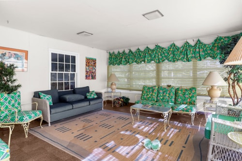 Private Fenced Yard• King Bed • Grill• Fireplace