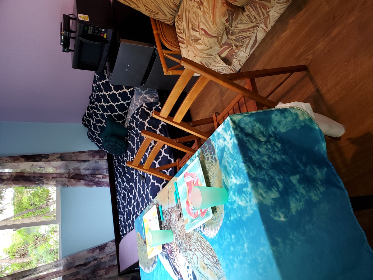 Downtown Wailuku Studio & Queen Bed + AC