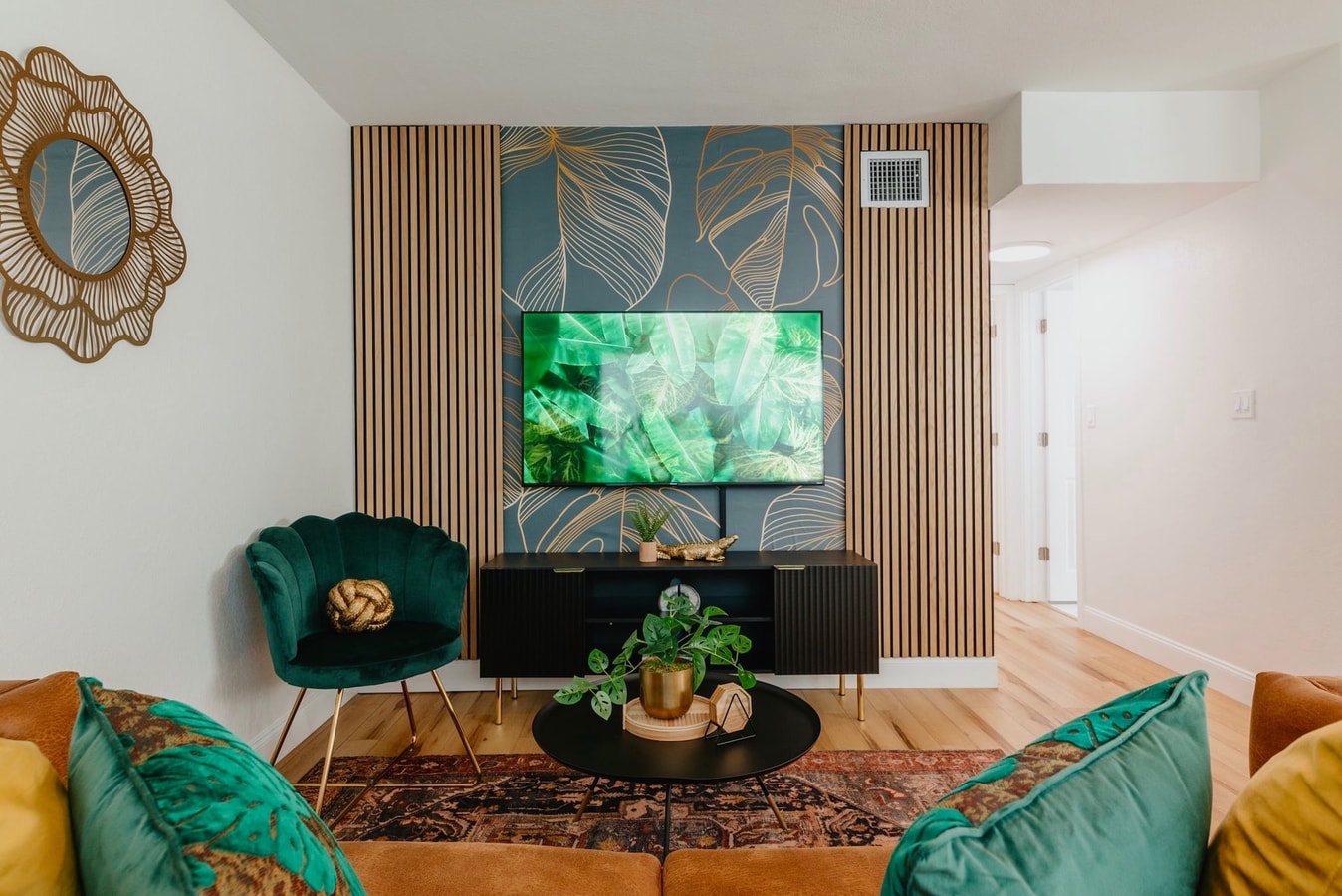 Lakeside Retreat: Waterfront Suite