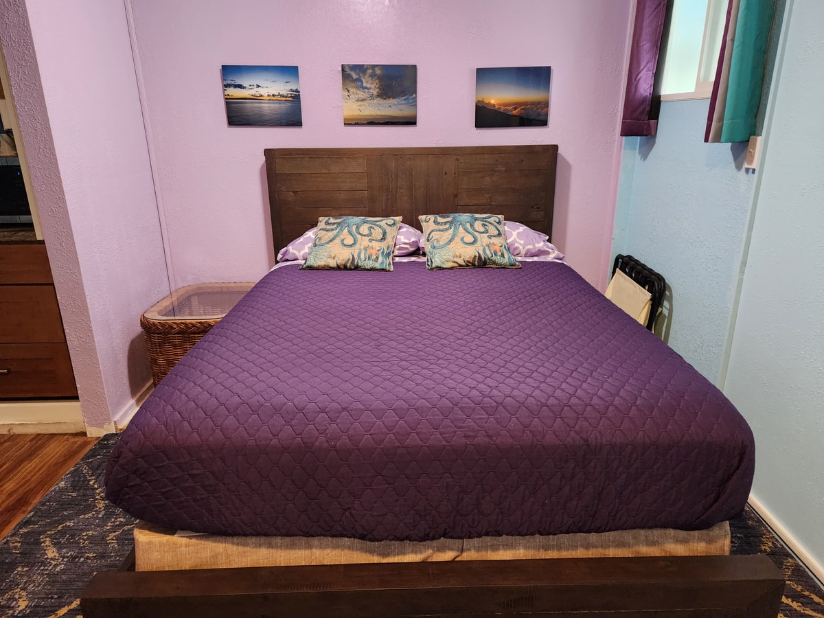 Downtown Wailuku & Queen Bed + Kitchenette