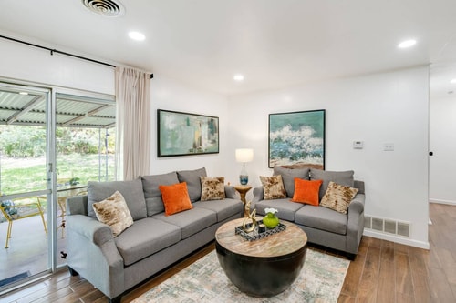 Near 6 Flags & SeaWorld • Alfresco Dining • Grill