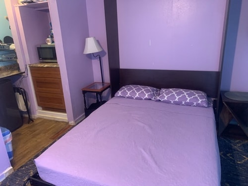 Queen Bed w/ Kitchenette • Heart of Wailuku