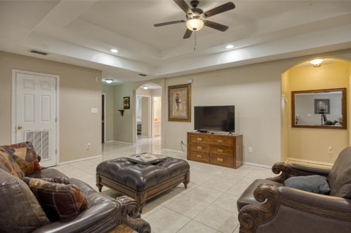 Private Fenced Backyard•Pet Friendly•Mins to Malls