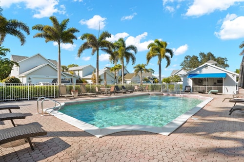 3BR Getaway • Pool Access • Screened Lanai