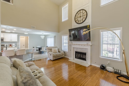 3BR w/ Backyard • Airport & Downtown • Six Flags