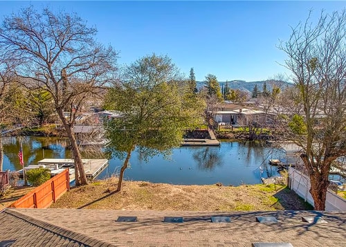 Lakefront Retreat • Private Yard + Fireplace