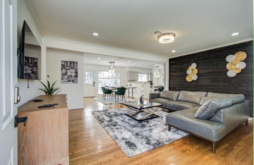 Minutes to Galleria • Private Backyard + Grill