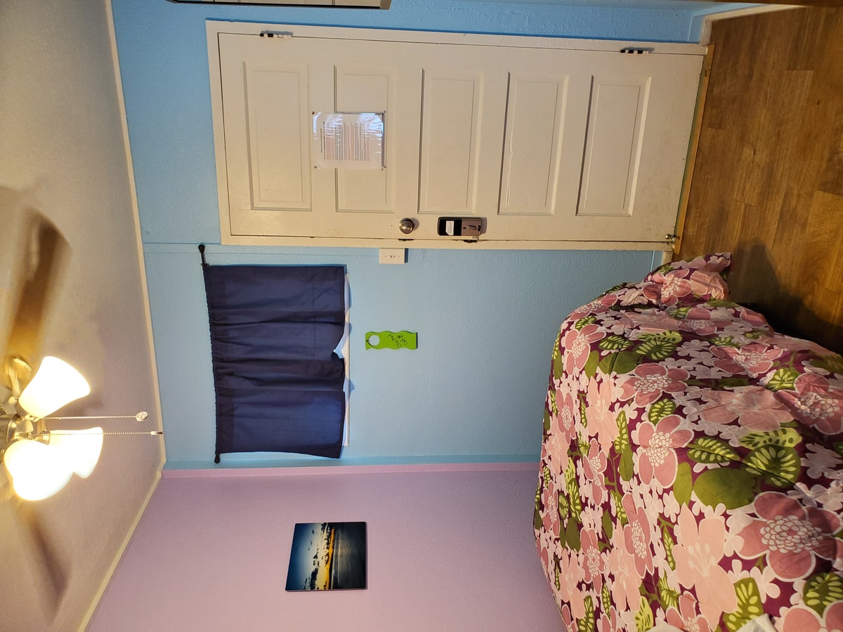 Queen Bed w/ Kitchenette & Heart of Wailuku