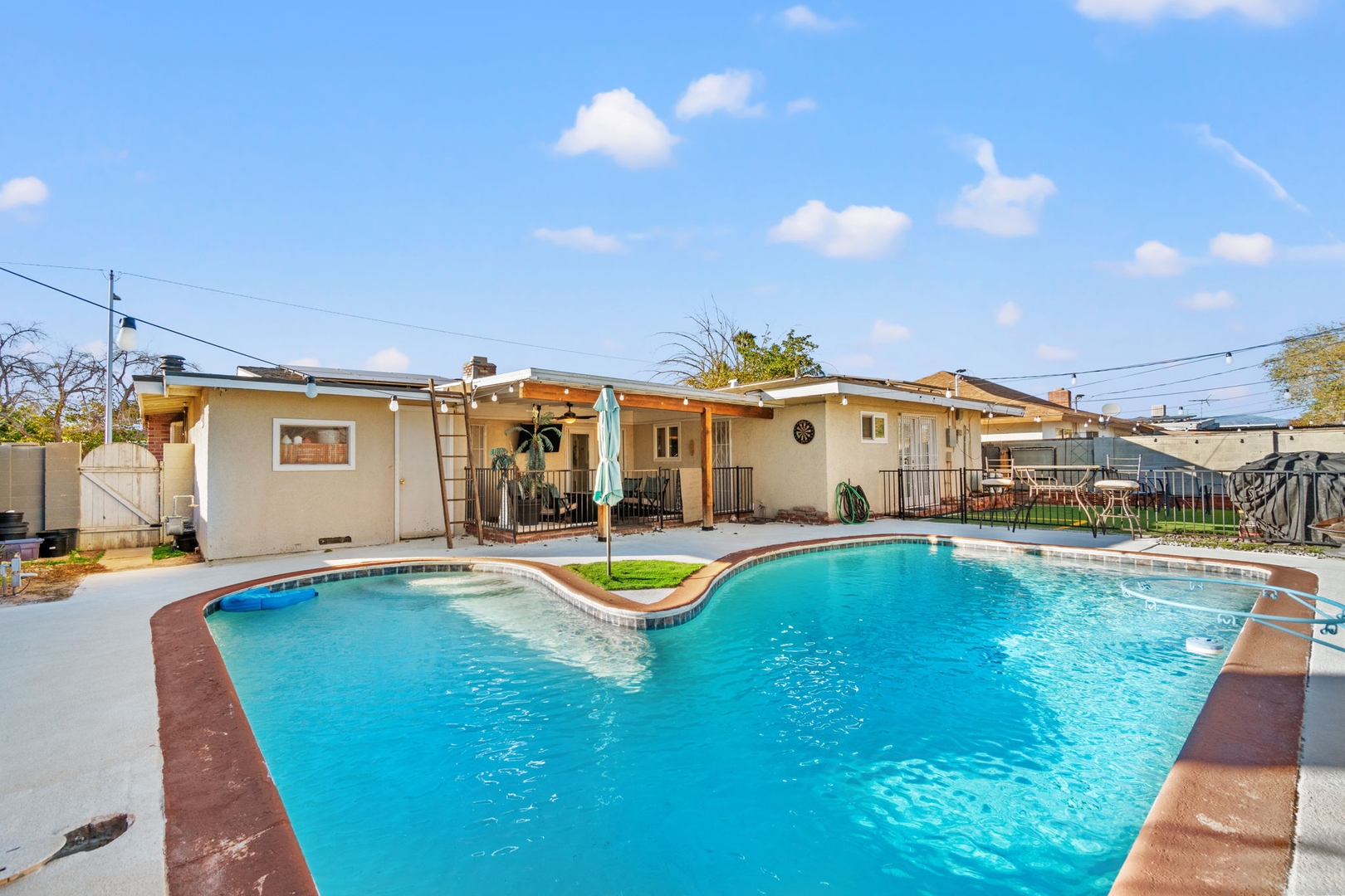 Pool & Fire Pits • Pet Friendly • 2 Br Home - Las Vegas, NV