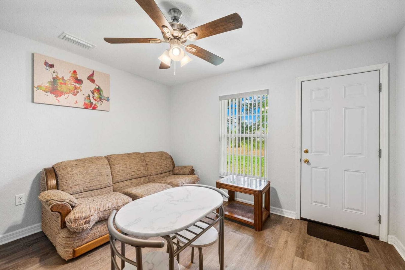 Spacious Yard, Free Parking & Dining for 8