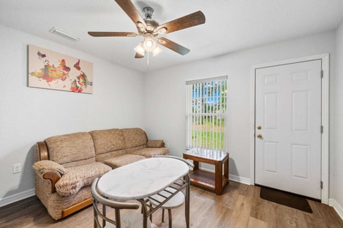 Spacious Yard • Free Parking • Dining for 8