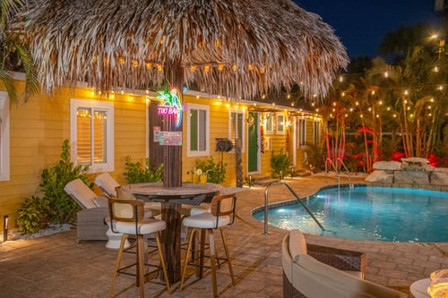 Steps to Beach, Heated Pool, 2 Queen Beds, 2BA