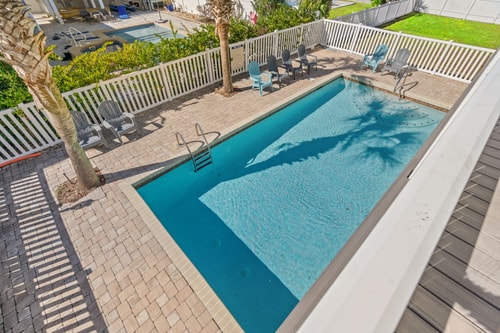 Walk to Beach • Poolside • BBQ + Picnic Table