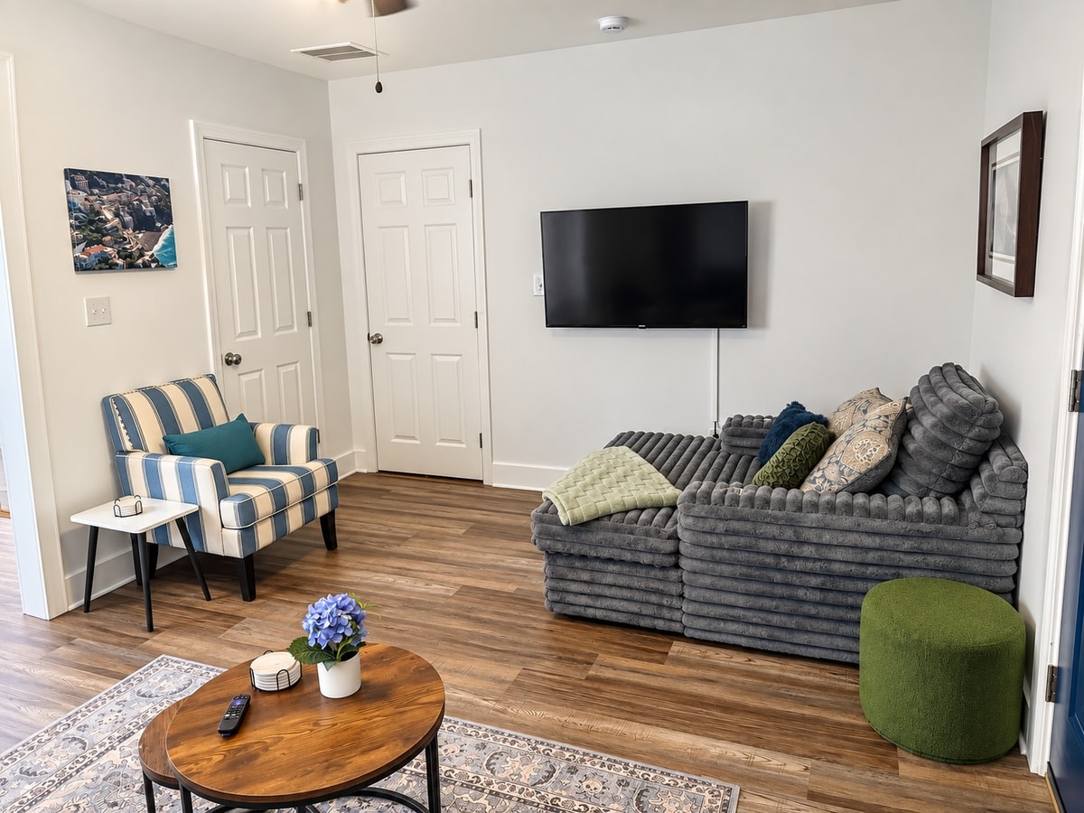 Modern Home, 4 King Beds & Covered Porch · 3