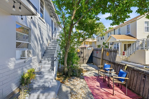 Modern Studio • Balcony • Pet Friendly