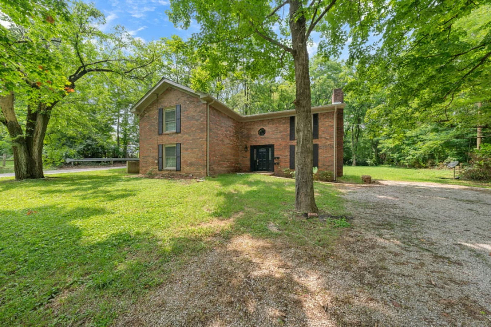 Spacious Backyard • Fireplace • Mins From Downtown - Kentucky