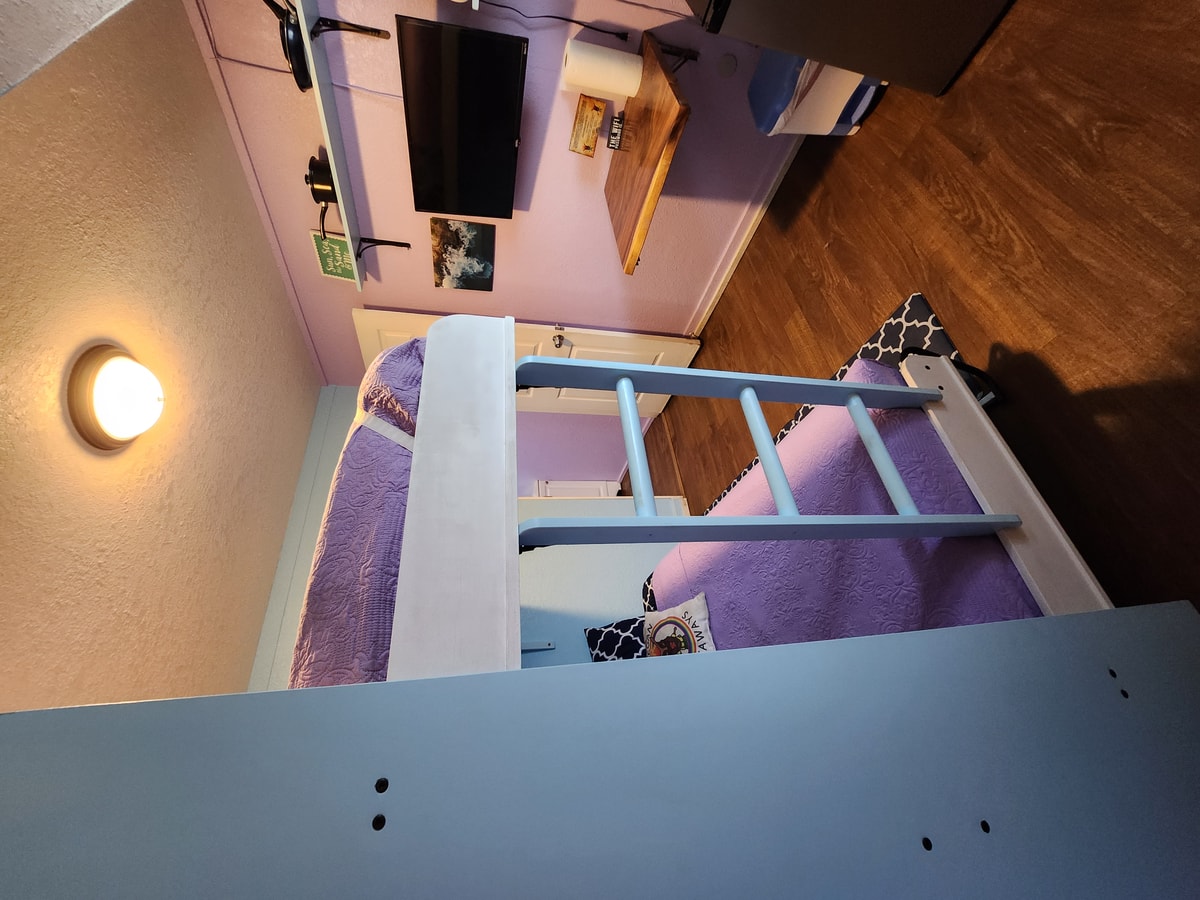 Central Maui Studio & Wall Bunks + Kitchenette