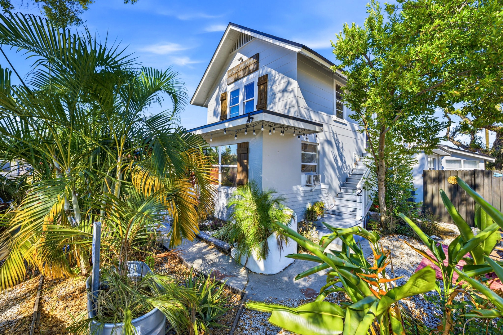 9 Units • Shared Courtyard • Sleeps 26 - Saint Petersburg, FL