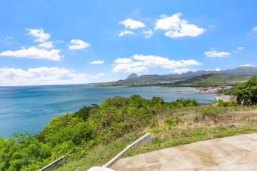 Mins from Beach • WiFi + AC • BBQ Grill