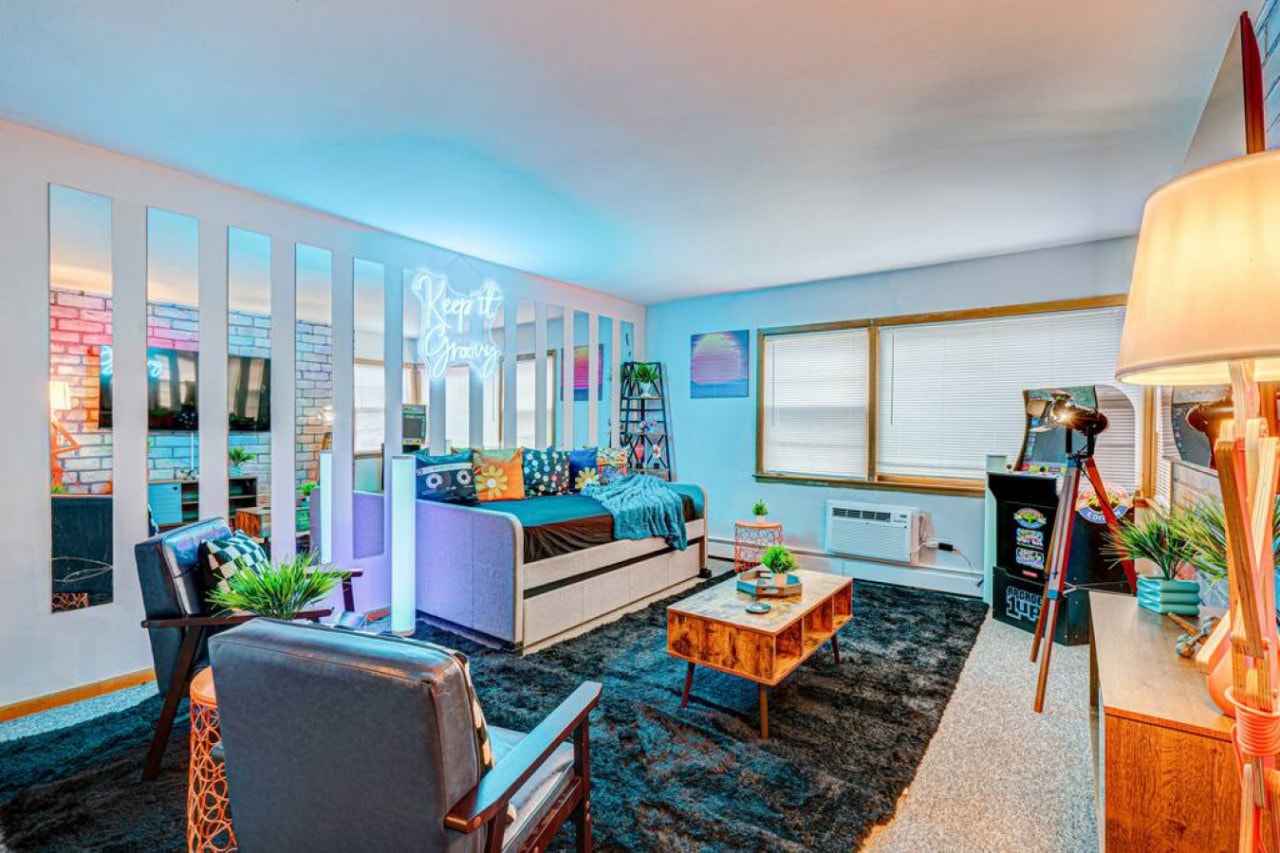 90s Condo, King Bed & 65” Smart TV