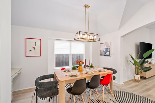 King bed 4BR Family Retreat WiFi/Game/Backyard