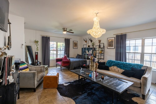 Central Bishop Arts Alcove Cozy and Modern Studio