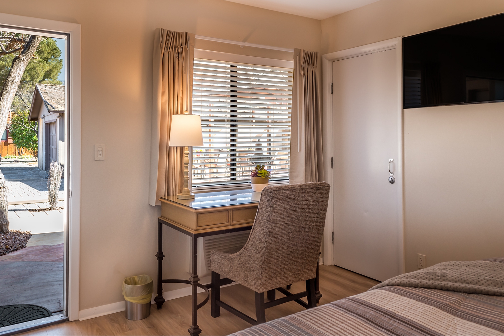 Sedona Uptown Suites 105 - Desert Marigold Junior Suite 7 Vista Ridge Sedona