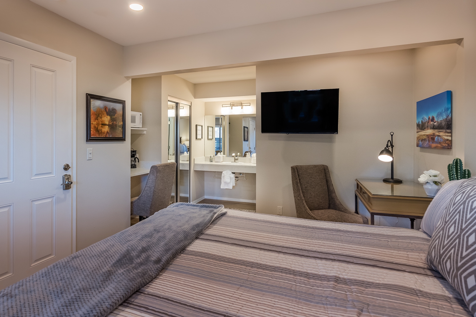 Sedona Uptown Suites - 101 The Saguaro Junior Suite 5 Vista Ridge Sedona