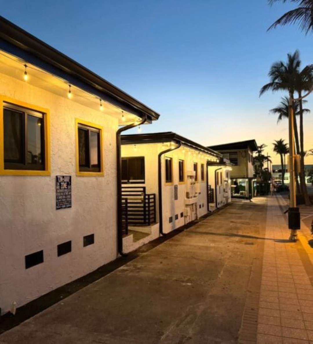 1BR SUITE | 2 QUEENS + KITCHEN + 2 BATHS 42 Hollywood Sunrise Hotel