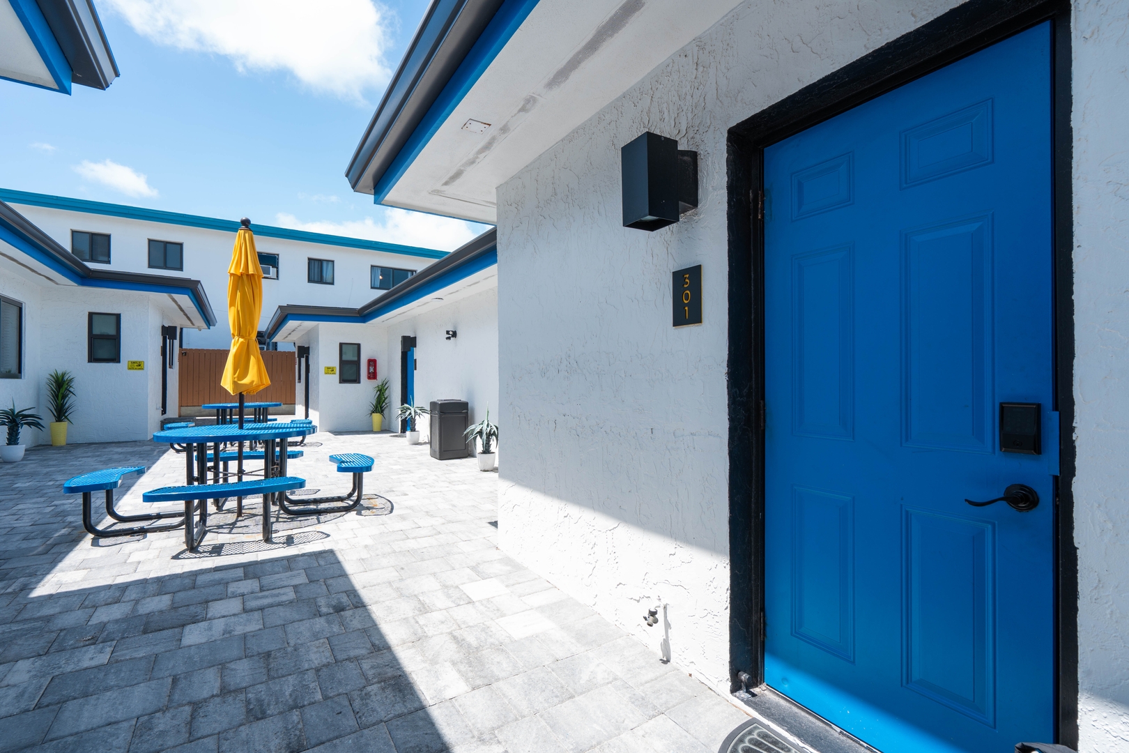 MODERN QUEEN STUDIO + KITCHENETTE | WI-FI 20 Hollywood Sunrise Hotel