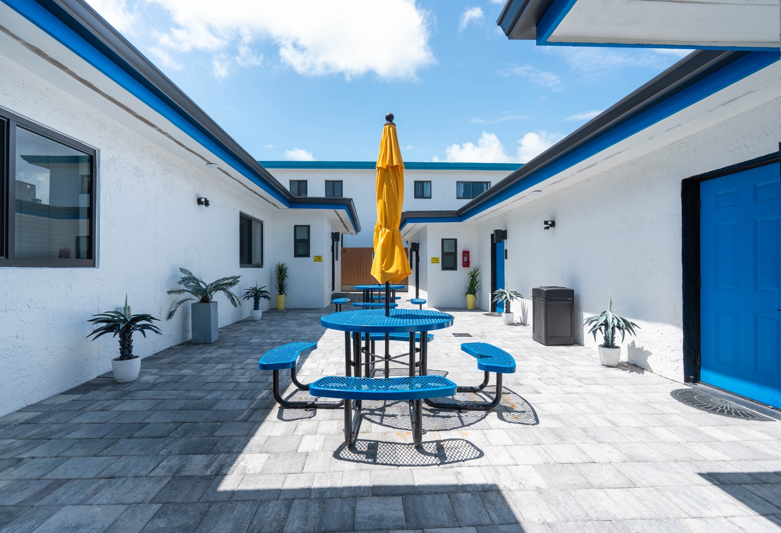 KING BED STUDIO + KITCHENETTE | CLEAN & BRIGHT 16 Hollywood Sunrise Hotel