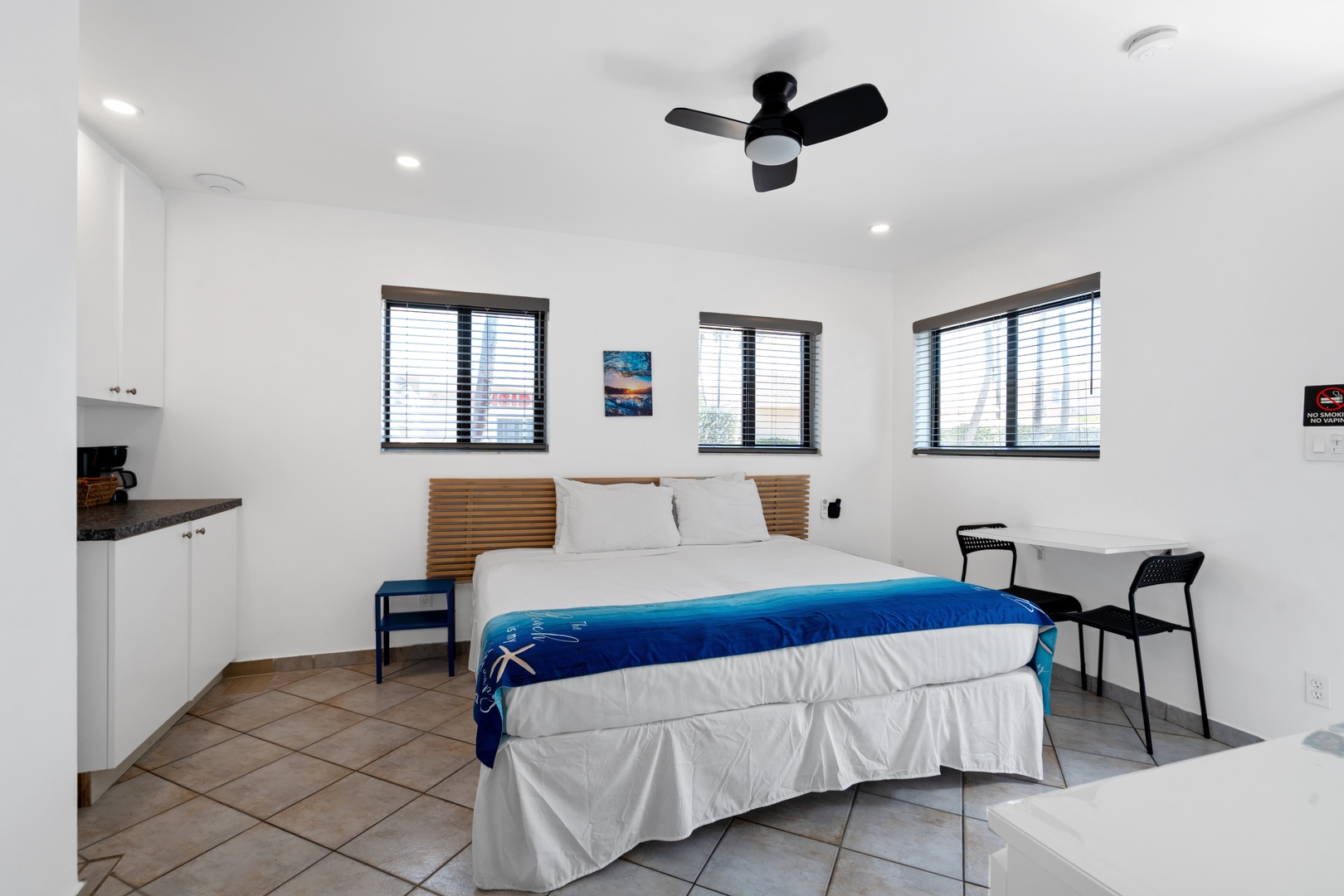 KING BED STUDIO + KITCHENETTE | CLEAN & BRIGHT 4 Hollywood Sunrise Hotel