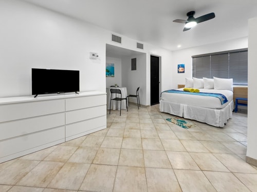BRIGHT QUEEN STUDIO + KITCHEN | QUIET Hollywood Sunrise Hotel
