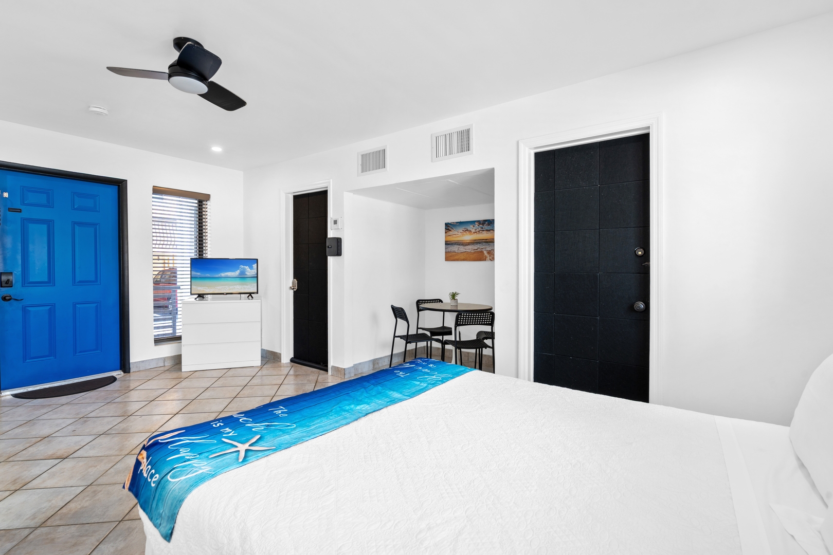 MODERN QUEEN STUDIO + KITCHEN | WI-FI 16 Hollywood Sunrise Hotel