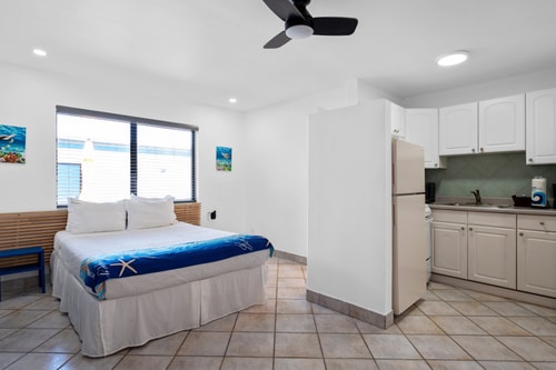 STUDIO + KITCHEN | CONNECTING ROOM Hollywood Sunrise Hotel