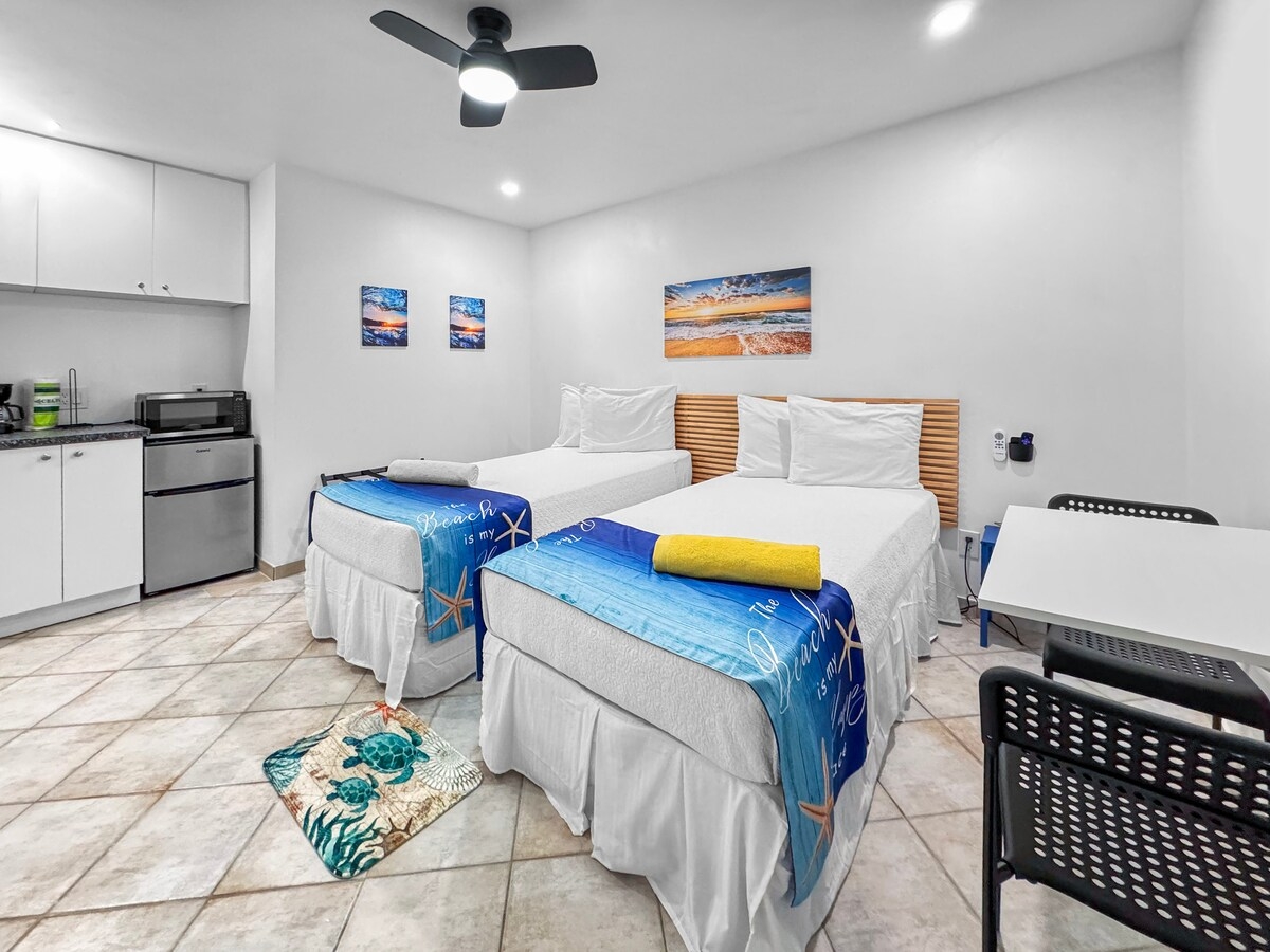 CHIC STUDIO + KITCHENETTE | SMART TV 1 Hollywood Sunrise Hotel