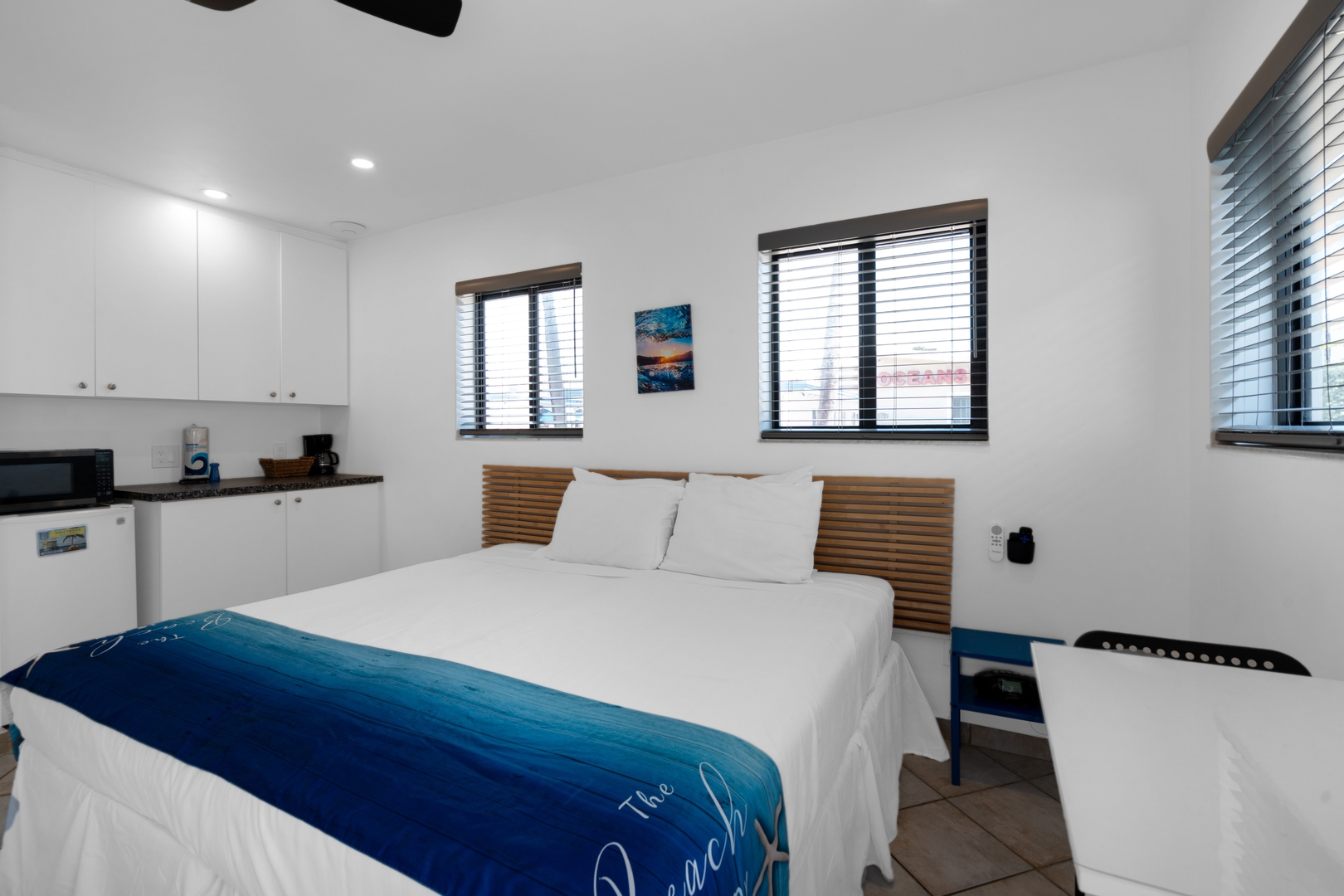 CHIC STUDIO + KITCHENETTE | SMART TV 11 Hollywood Sunrise Hotel