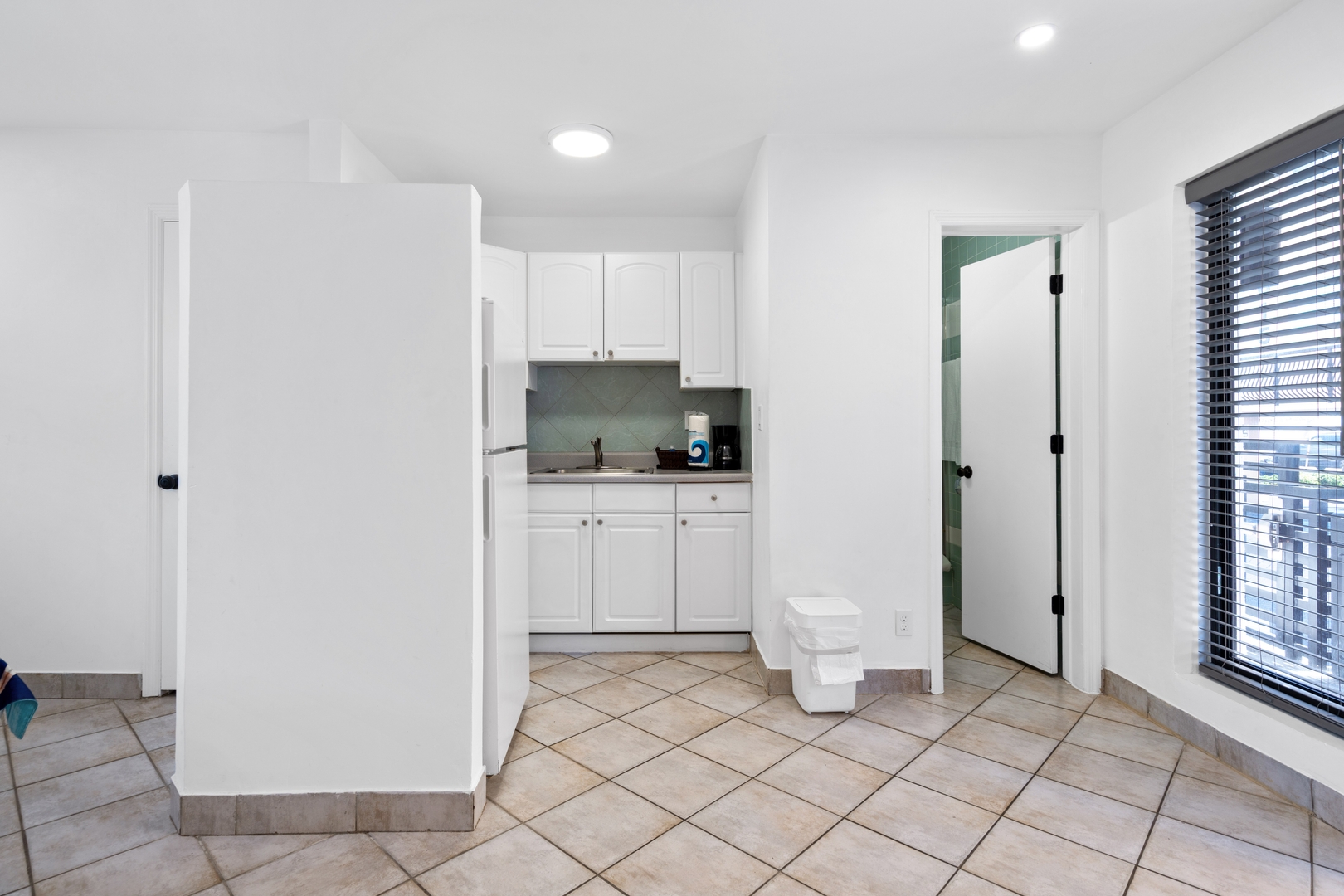 STUDIO + KITCHEN | CONNECTING ROOM 11 Hollywood Sunrise Hotel