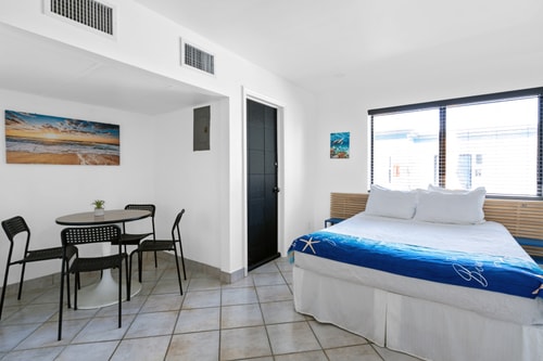 1BR SUITE | 2 QUEENS + KITCHEN + 2 BATHS Hollywood Sunrise Hotel