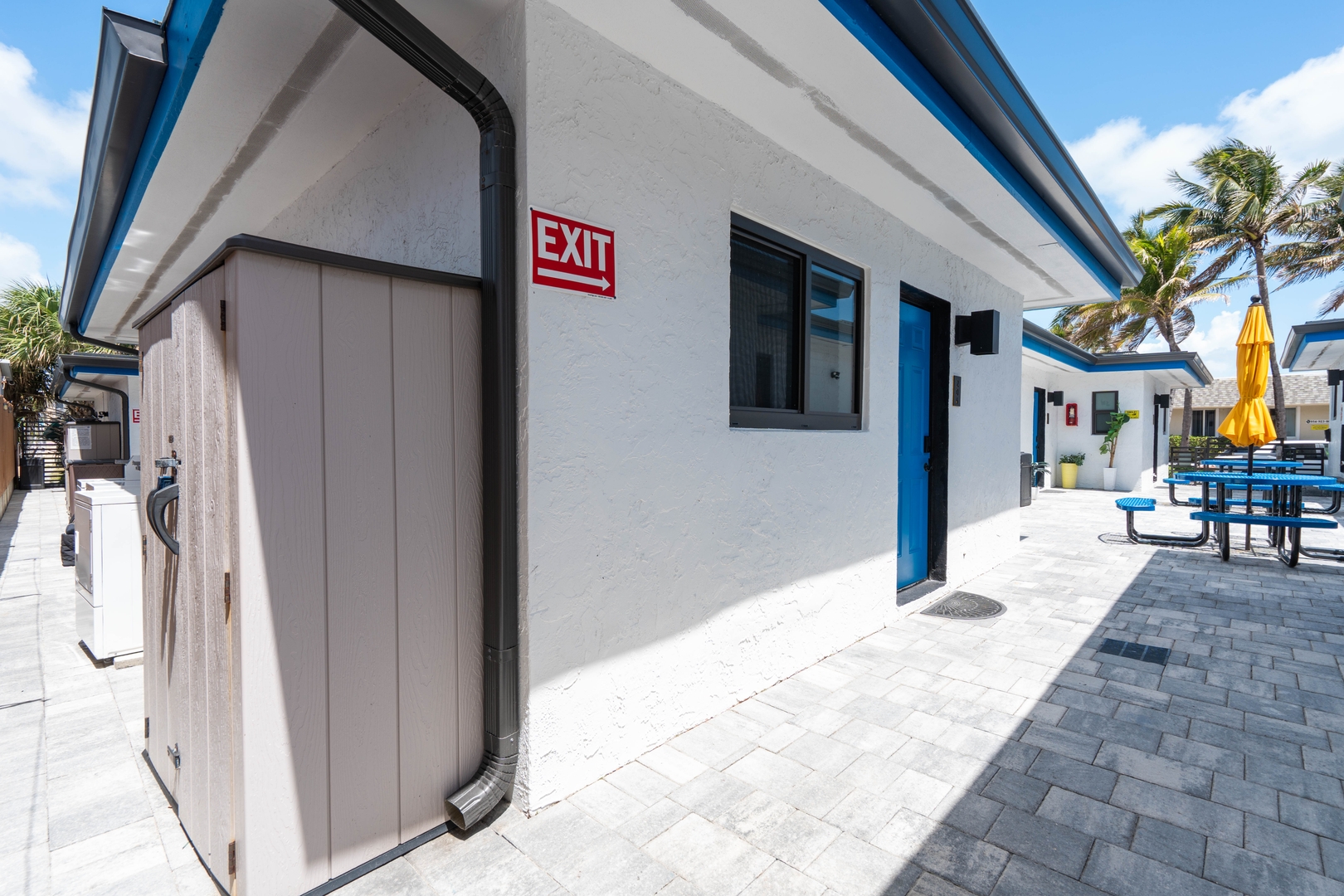 QUEEN STUDIO + KITCHEN | CLEAN & BRIGHT 24 Hollywood Sunrise Hotel