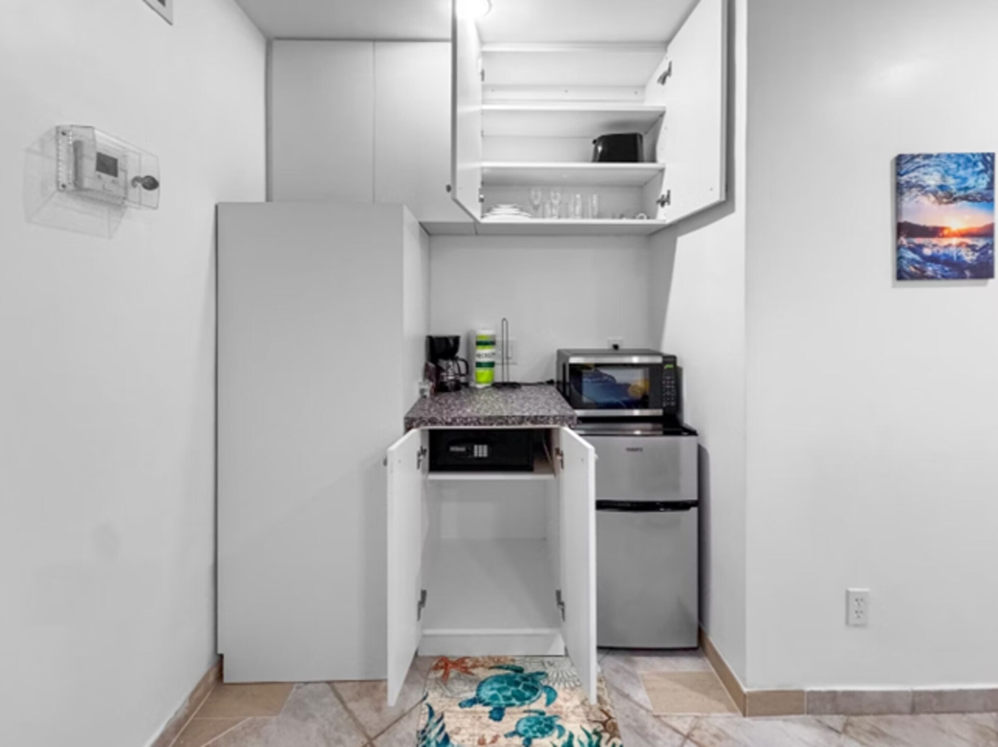QUEEN STUDIO + KITCHENETTE | BUDGET GEM 4 Hollywood Sunrise Hotel
