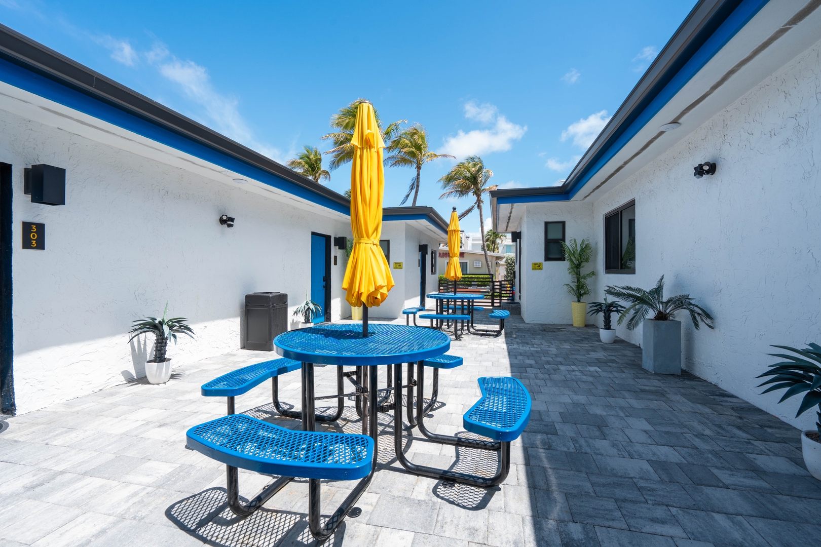BRIGHT QUEEN STUDIO + KITCHENETTE | QUIET 12 Hollywood Sunrise Hotel