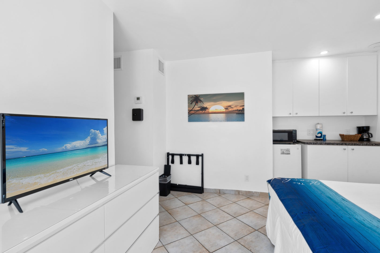KING BED STUDIO + KITCHENETTE | CLEAN & BRIGHT 3 Hollywood Sunrise Hotel