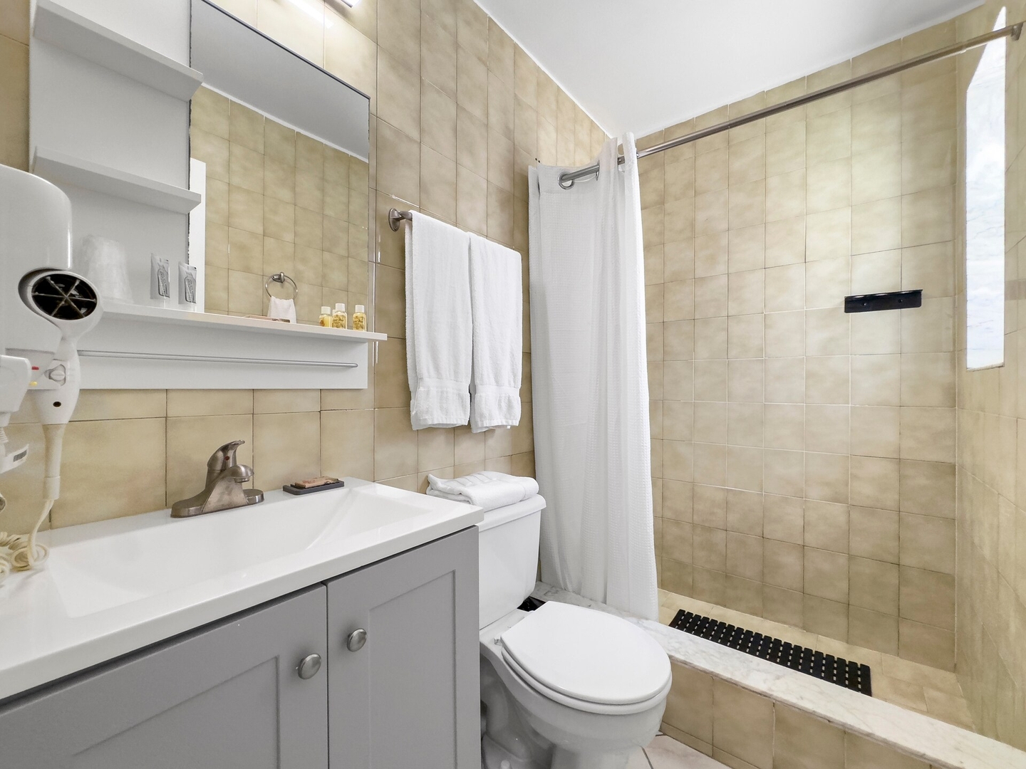 MODERN QUEEN STUDIO + KITCHEN | WI-FI 7 Hollywood Sunrise Hotel