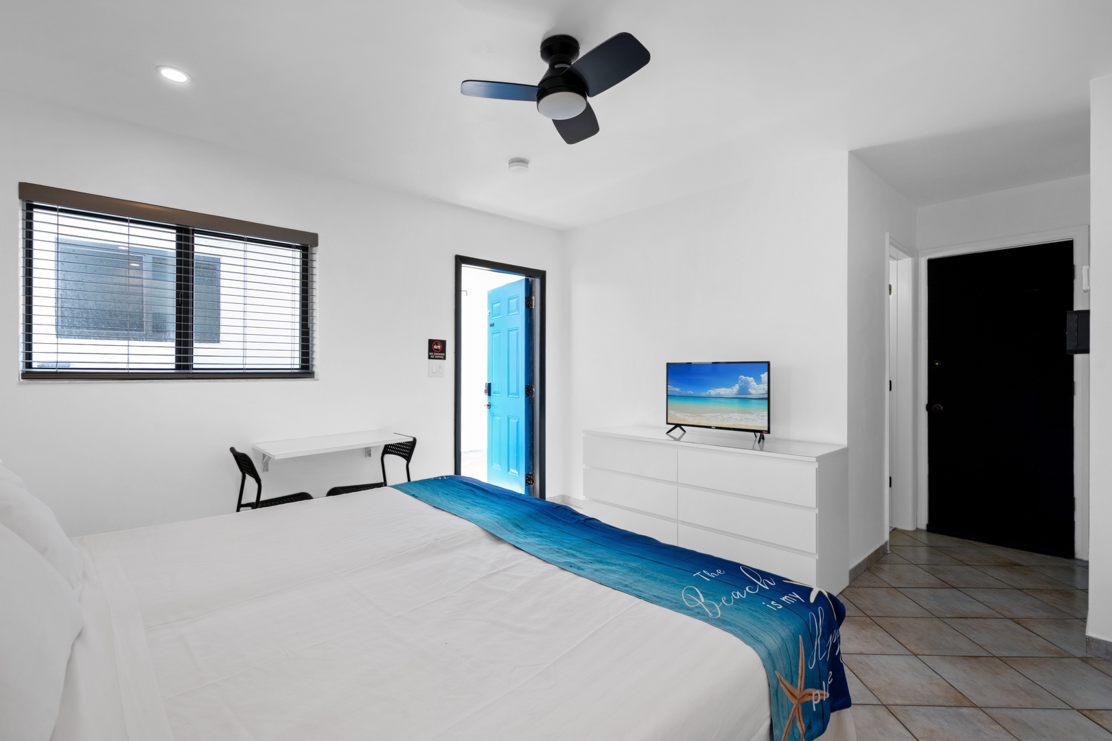BRIGHT QUEEN STUDIO + KITCHENETTE | QUIET 26 Hollywood Sunrise Hotel