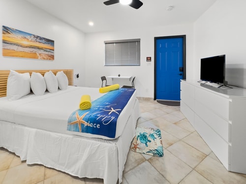 BRIGHT QUEEN STUDIO + KITCHENETTE | QUIET Hollywood Sunrise Hotel