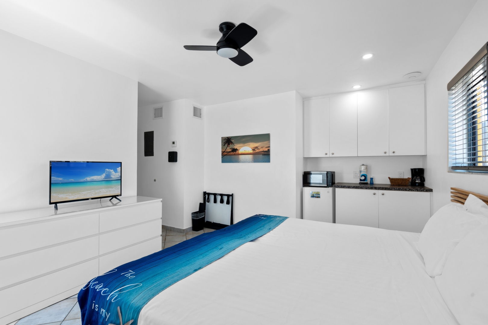 BRIGHT QUEEN STUDIO + KITCHENETTE | QUIET 31 Hollywood Sunrise Hotel
